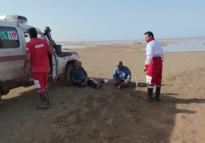 نجات رانندگان گرفتار در سیل بخش انارک بعد از ۲۰ ساعت چشم انتظاری