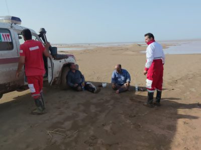 نجات رانندگان گرفتار در سیل بخش انارک بعد از ۲۰ ساعت چشم انتظاری