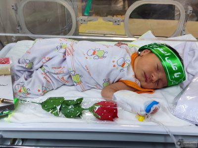 اهداء لباس حضرت علی اصغر (ع) به نوزادان‌تازه متولد شده نایین
